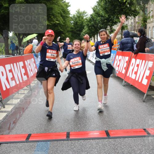 14.06.2026 - REWE Women's Run Strokosch-Dieckow http://msf.ph/oto/9764041 14.06.2026 11:11:39 Ziel 5040, 5042, 5043, 5162, 5165, 5267, 5323, 5342, 5632, 5708, 5717, 6022, 6068 meine-sportfotos.de