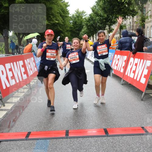 14.06.2026 - REWE Women's Run Strokosch-Dieckow http://msf.ph/oto/9764055 14.06.2026 11:11:39 Ziel 5040, 5042, 5043, 5162, 5165, 5267, 5323, 5342, 5632, 5708, 5717, 6022, 6068 meine-sportfotos.de