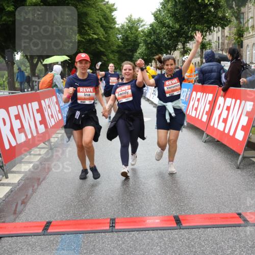 14.06.2026 - REWE Women's Run Strokosch-Dieckow http://msf.ph/oto/9764069 14.06.2026 11:11:39 Ziel 5040, 5042, 5043, 5162, 5165, 5267, 5323, 5342, 5632, 5708, 5717, 6022, 6068 meine-sportfotos.de