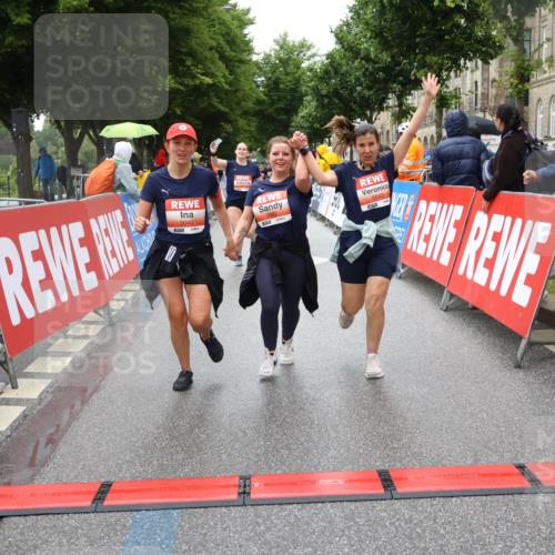 14.06.2026 - REWE Women's Run Strokosch-Dieckow http://msf.ph/oto/9764081 14.06.2026 11:11:39 Ziel 5040, 5042, 5043, 5162, 5165, 5267, 5323, 5342, 5632, 5708, 5717, 6022, 6068 meine-sportfotos.de