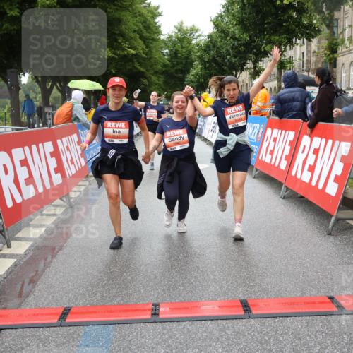 14.06.2026 - REWE Women's Run Strokosch-Dieckow http://msf.ph/oto/9764096 14.06.2026 11:11:39 Ziel 5040, 5042, 5043, 5162, 5165, 5267, 5323, 5342, 5632, 5708, 5717, 6022, 6068 meine-sportfotos.de