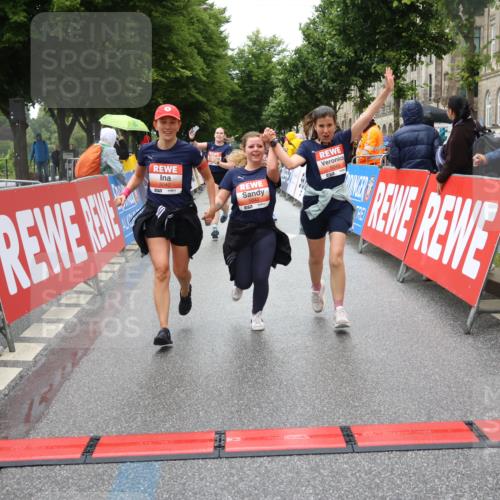 14.06.2026 - REWE Women's Run Strokosch-Dieckow http://msf.ph/oto/9764110 14.06.2026 11:11:38 Ziel 5040, 5042, 5043, 5165, 5267, 5323, 5324, 5342, 5632, 5708, 5717, 6022, 6068 meine-sportfotos.de