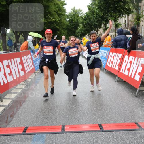 14.06.2026 - REWE Women's Run Strokosch-Dieckow http://msf.ph/oto/9764121 14.06.2026 11:11:38 Ziel 5040, 5042, 5043, 5165, 5267, 5323, 5324, 5342, 5632, 5708, 5717, 6022, 6068 meine-sportfotos.de