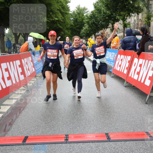 14.06.2026 - REWE Women's Run Strokosch-Dieckow http://msf.ph/oto/9764137 14.06.2026 11:11:38 Ziel 5040, 5042, 5043, 5165, 5267, 5323, 5324, 5342, 5632, 5708, 5717, 6022, 6068 meine-sportfotos.de