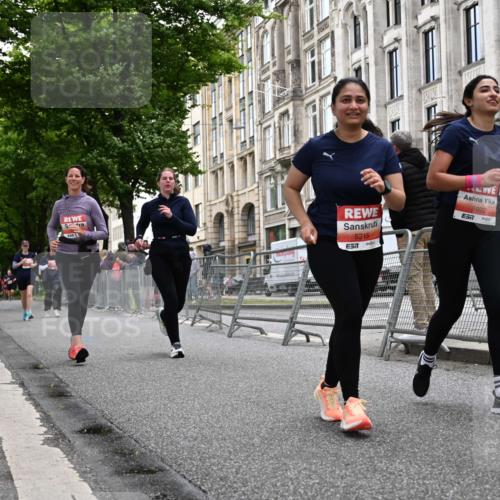14.06.2026 - REWE Women's Run J. Mangold http://msf.ph/oto/9764172 14.06.2026 11:11:40 Ziel 5215, 5362, 5400, 5401, 5922 meine-sportfotos.de
