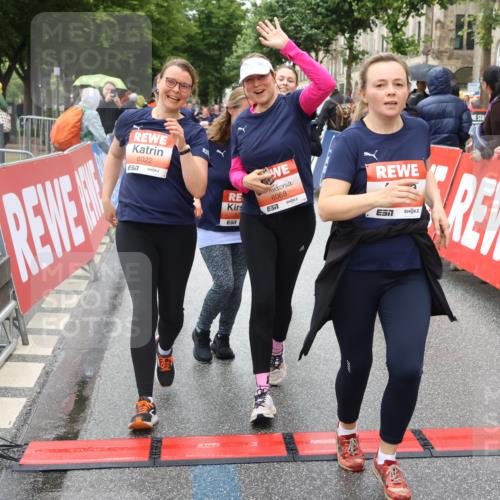 14.06.2026 - REWE Women's Run Strokosch-Dieckow http://msf.ph/oto/9764267 14.06.2026 11:11:31 Ziel 5165, 5267, 5323, 5324, 5342, 5348, 5708, 5717, 6022, 6068 meine-sportfotos.de