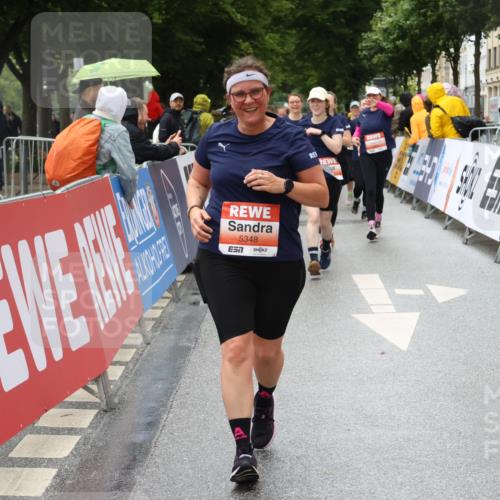 14.06.2026 - REWE Women's Run Strokosch-Dieckow http://msf.ph/oto/9764328 14.06.2026 11:11:25 Ziel 5136, 5275, 5348 meine-sportfotos.de