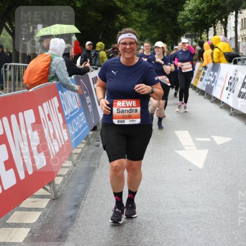 14.06.2026 - REWE Women's Run Strokosch-Dieckow http://msf.ph/oto/9764352 14.06.2026 11:11:25 Ziel 5136, 5275, 5348 meine-sportfotos.de