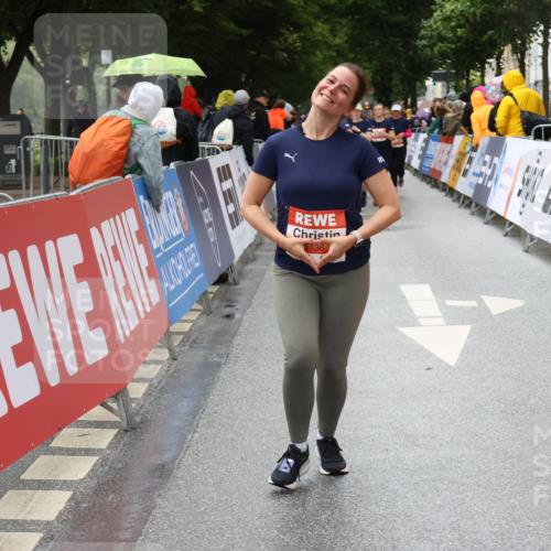14.06.2026 - REWE Women's Run Strokosch-Dieckow http://msf.ph/oto/9764389 14.06.2026 11:11:20 Ziel 5136, 5275, 5575, 5617, 6027 meine-sportfotos.de