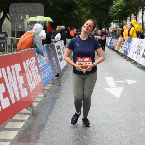 14.06.2026 - REWE Women's Run Strokosch-Dieckow http://msf.ph/oto/9764401 14.06.2026 11:11:20 Ziel 5136, 5275, 5575, 5617, 6027 meine-sportfotos.de