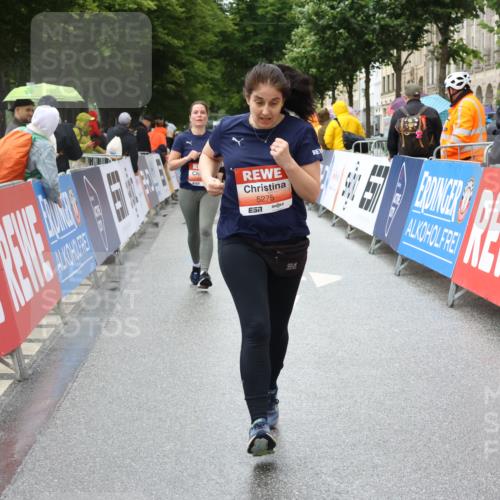 14.06.2026 - REWE Women's Run Strokosch-Dieckow http://msf.ph/oto/9764467 14.06.2026 11:11:18 Ziel 5136, 5275, 5575, 5617, 6027 meine-sportfotos.de