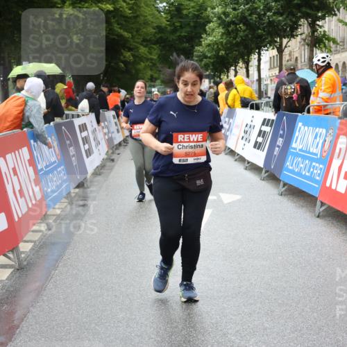 14.06.2026 - REWE Women's Run Strokosch-Dieckow http://msf.ph/oto/9764508 14.06.2026 11:11:17 Ziel 5136, 5275, 5575, 5617, 6027 meine-sportfotos.de