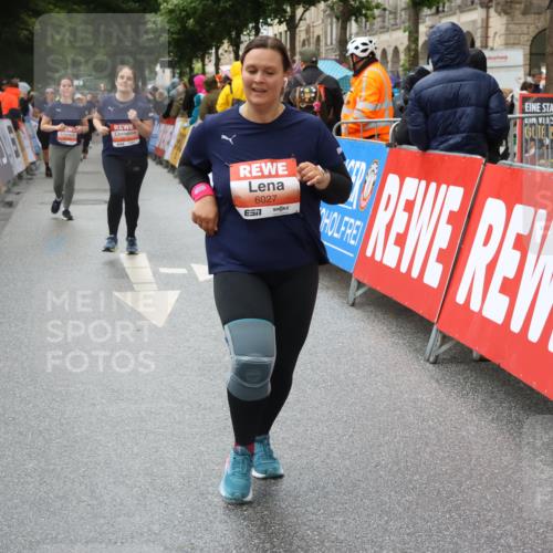 14.06.2026 - REWE Women's Run Strokosch-Dieckow http://msf.ph/oto/9764535 14.06.2026 11:11:15 Ziel 5275, 5575, 5606, 5617, 6027 meine-sportfotos.de