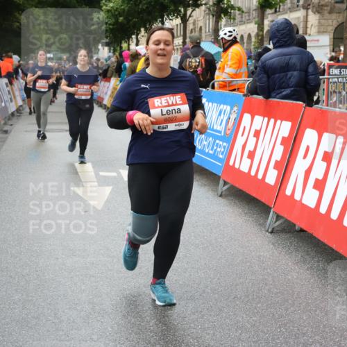14.06.2026 - REWE Women's Run Strokosch-Dieckow http://msf.ph/oto/9764565 14.06.2026 11:11:14 Ziel 5275, 5575, 5606, 5617, 6027 meine-sportfotos.de