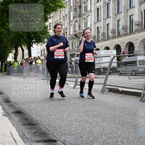 14.06.2026 - REWE Women's Run J. Mangold http://msf.ph/oto/9764716 14.06.2026 11:13:39 Ziel 5151, 5152 meine-sportfotos.de