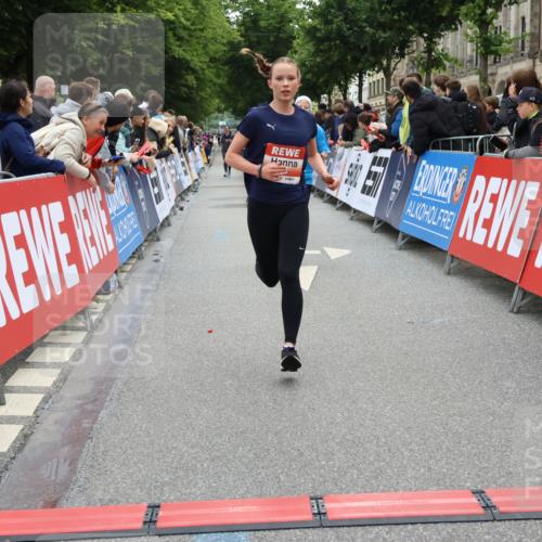14.06.2026 - REWE Women's Run Strokosch-Dieckow http://msf.ph/oto/9764764 14.06.2026 10:57:17 Ziel 5048, 5218, 5500, 5552, 5640, 5683, 5804, 5872 meine-sportfotos.de