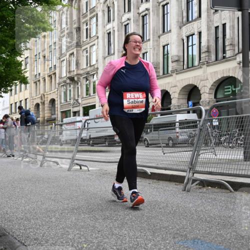 14.06.2026 - REWE Women's Run J. Mangold http://msf.ph/oto/9764819 14.06.2026 11:14:36 Ziel 5304 meine-sportfotos.de