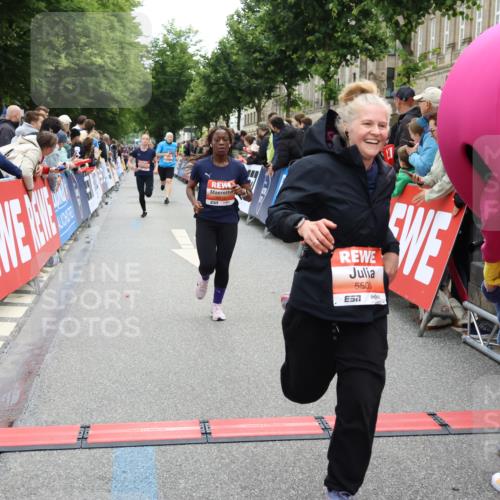14.06.2026 - REWE Women's Run Strokosch-Dieckow http://msf.ph/oto/9764863 14.06.2026 10:57:14 Ziel 5048, 5218, 5500, 5552, 5640, 5804, 5872 meine-sportfotos.de