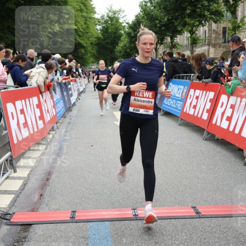 14.06.2026 - REWE Women's Run Strokosch-Dieckow http://msf.ph/oto/9764987 14.06.2026 10:57:11 Ziel 5074, 5209, 5218, 5500, 5552, 5640, 5804, 5872, 5964 meine-sportfotos.de