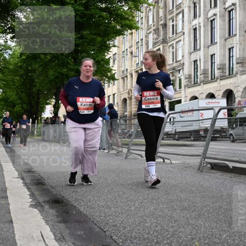 14.06.2026 - REWE Women's Run J. Mangold http://msf.ph/oto/9764998 14.06.2026 11:15:58 Ziel 5496, 5498 meine-sportfotos.de