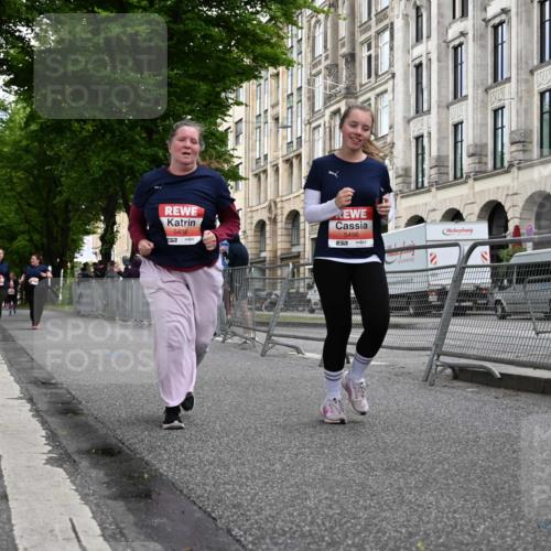14.06.2026 - REWE Women's Run J. Mangold http://msf.ph/oto/9765000 14.06.2026 11:15:58 Ziel 5496, 5498 meine-sportfotos.de