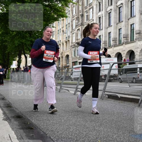 14.06.2026 - REWE Women's Run J. Mangold http://msf.ph/oto/9765004 14.06.2026 11:15:59 Ziel 5496, 5498 meine-sportfotos.de
