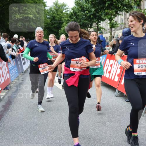 14.06.2026 - REWE Women's Run Strokosch-Dieckow http://msf.ph/oto/9765011 14.06.2026 11:02:43 Ziel 5133, 5179, 5372, 5428, 5521, 5644, 5704, 5777, 5802, 5814, 5935 meine-sportfotos.de