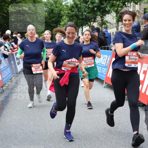 14.06.2026 - REWE Women's Run Strokosch-Dieckow http://msf.ph/oto/9765044 14.06.2026 11:02:43 Ziel 5133, 5179, 5372, 5428, 5521, 5644, 5704, 5777, 5802, 5814, 5935 meine-sportfotos.de