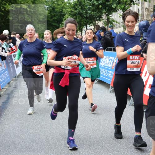 14.06.2026 - REWE Women's Run Strokosch-Dieckow http://msf.ph/oto/9765051 14.06.2026 11:02:43 Ziel 5133, 5179, 5372, 5428, 5521, 5644, 5704, 5777, 5802, 5814, 5935 meine-sportfotos.de