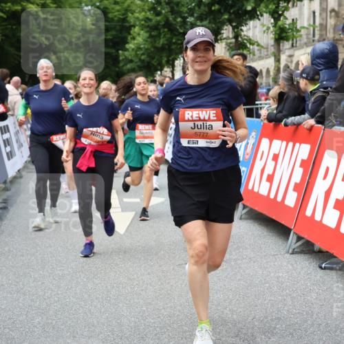 14.06.2026 - REWE Women's Run Strokosch-Dieckow http://msf.ph/oto/9765057 14.06.2026 11:02:42 Ziel 5133, 5179, 5372, 5428, 5521, 5644, 5704, 5777, 5802, 5814, 5935 meine-sportfotos.de