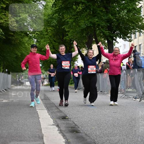 14.06.2026 - REWE Women's Run J. Mangold http://msf.ph/oto/9765150 14.06.2026 11:16:52 Ziel 5655, 5711 meine-sportfotos.de