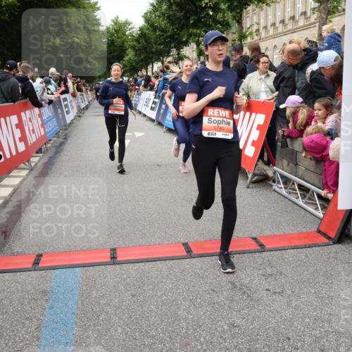 14.06.2026 - REWE Women's Run Strokosch-Dieckow http://msf.ph/oto/9765153 14.06.2026 11:02:30 Ziel 5176, 5192, 5261, 5309, 5377, 5511, 5579, 5685, 5689, 5780, 5932 meine-sportfotos.de