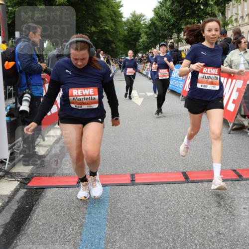14.06.2026 - REWE Women's Run Strokosch-Dieckow http://msf.ph/oto/9765161 14.06.2026 11:02:29 Ziel 5176, 5192, 5261, 5309, 5377, 5511, 5579, 5685, 5689, 5780, 5932 meine-sportfotos.de
