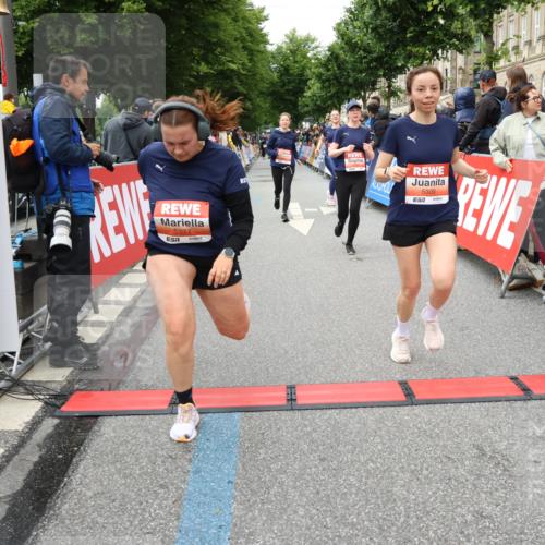 14.06.2026 - REWE Women's Run Strokosch-Dieckow http://msf.ph/oto/9765178 14.06.2026 11:02:29 Ziel 5176, 5192, 5261, 5309, 5377, 5511, 5579, 5685, 5689, 5780, 5932 meine-sportfotos.de