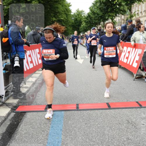 14.06.2026 - REWE Women's Run Strokosch-Dieckow http://msf.ph/oto/9765186 14.06.2026 11:02:29 Ziel 5176, 5192, 5261, 5309, 5377, 5511, 5579, 5685, 5689, 5780, 5932 meine-sportfotos.de