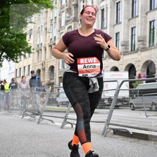 14.06.2026 - REWE Women's Run J. Mangold http://msf.ph/oto/9765293 14.06.2026 11:17:30 Ziel 5577 meine-sportfotos.de