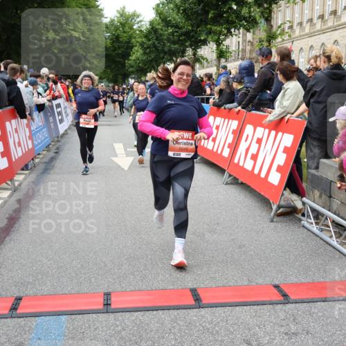 14.06.2026 - REWE Women's Run Strokosch-Dieckow http://msf.ph/oto/9765364 14.06.2026 11:02:22 Ziel 5027, 5049, 5192, 5261, 5310, 5511, 5514, 5561, 5601, 5608, 5685, 5689, 5882, 6060 meine-sportfotos.de