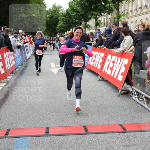 14.06.2026 - REWE Women's Run Strokosch-Dieckow http://msf.ph/oto/9765373 14.06.2026 11:02:22 Ziel 5027, 5049, 5192, 5261, 5310, 5511, 5514, 5561, 5601, 5608, 5685, 5689, 5882, 6060 meine-sportfotos.de