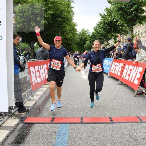 14.06.2026 - REWE Women's Run Strokosch-Dieckow http://msf.ph/oto/9765437 14.06.2026 11:02:19 Ziel 5027, 5049, 5121, 5310, 5456, 5514, 5561, 5601, 5608, 5610, 5689, 5865, 5882, 5992, 6060 meine-sportfotos.de