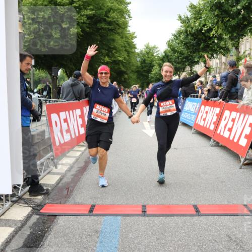 14.06.2026 - REWE Women's Run Strokosch-Dieckow http://msf.ph/oto/9765456 14.06.2026 11:02:19 Ziel 5027, 5049, 5121, 5310, 5456, 5514, 5561, 5601, 5608, 5610, 5689, 5865, 5882, 5992, 6060 meine-sportfotos.de