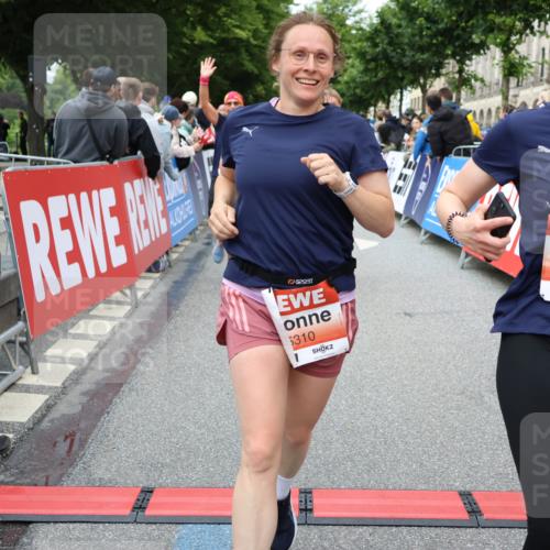 14.06.2026 - REWE Women's Run Strokosch-Dieckow http://msf.ph/oto/9765471 14.06.2026 11:02:18 Ziel 5027, 5049, 5121, 5310, 5456, 5514, 5561, 5601, 5608, 5610, 5865, 5882, 5992, 6060 meine-sportfotos.de