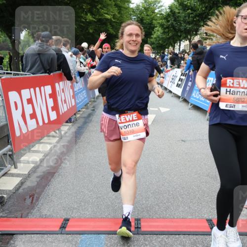 14.06.2026 - REWE Women's Run Strokosch-Dieckow http://msf.ph/oto/9765502 14.06.2026 11:02:18 Ziel 5027, 5049, 5121, 5310, 5456, 5514, 5561, 5601, 5608, 5610, 5865, 5882, 5992, 6060 meine-sportfotos.de