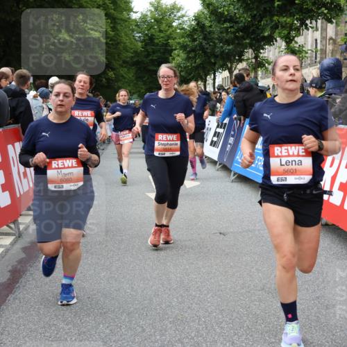 14.06.2026 - REWE Women's Run Strokosch-Dieckow http://msf.ph/oto/9765571 14.06.2026 11:02:15 Ziel 5027, 5049, 5121, 5170, 5310, 5343, 5410, 5456, 5514, 5546, 5561, 5601, 5607, 5608, 5609, 5610, 5853, 5865, 5882, 5992, 6060 meine-sportfotos.de