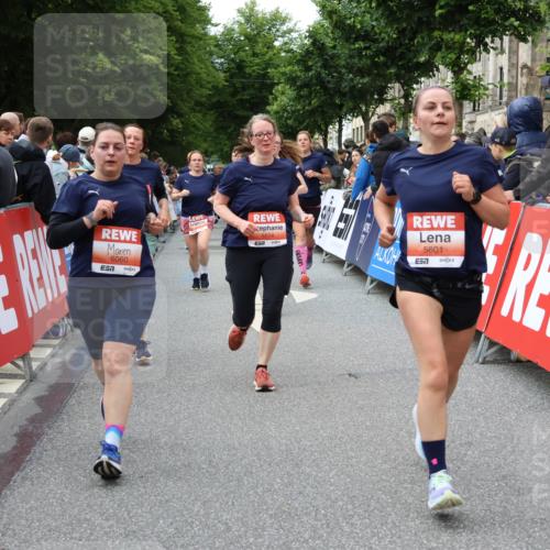 14.06.2026 - REWE Women's Run Strokosch-Dieckow http://msf.ph/oto/9765590 14.06.2026 11:02:15 Ziel 5027, 5049, 5121, 5170, 5310, 5343, 5410, 5456, 5514, 5546, 5561, 5601, 5607, 5608, 5609, 5610, 5853, 5865, 5882, 5992, 6060 meine-sportfotos.de