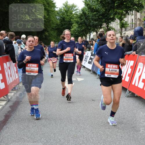 14.06.2026 - REWE Women's Run Strokosch-Dieckow http://msf.ph/oto/9765607 14.06.2026 11:02:15 Ziel 5027, 5049, 5121, 5170, 5310, 5343, 5410, 5456, 5514, 5546, 5561, 5601, 5607, 5608, 5609, 5610, 5853, 5865, 5882, 5992, 6060 meine-sportfotos.de