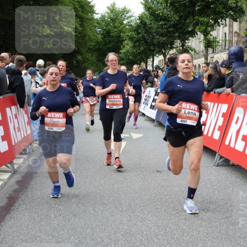 14.06.2026 - REWE Women's Run Strokosch-Dieckow http://msf.ph/oto/9765616 14.06.2026 11:02:15 Ziel 5027, 5049, 5121, 5170, 5310, 5343, 5410, 5456, 5514, 5546, 5561, 5601, 5607, 5608, 5609, 5610, 5853, 5865, 5882, 5992, 6060 meine-sportfotos.de
