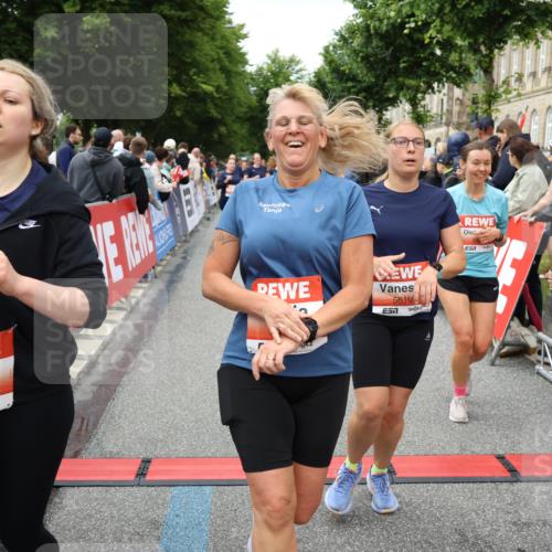 14.06.2026 - REWE Women's Run Strokosch-Dieckow http://msf.ph/oto/9765623 14.06.2026 11:02:12 Ziel 5049, 5121, 5170, 5194, 5343, 5398, 5410, 5456, 5514, 5518, 5546, 5601, 5607, 5609, 5610, 5853, 5865, 5992, 6060 meine-sportfotos.de