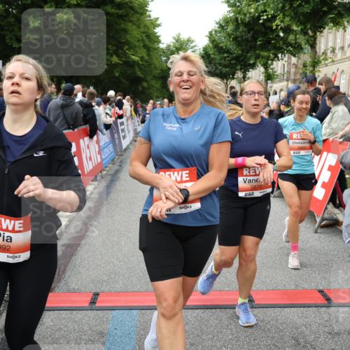 14.06.2026 - REWE Women's Run Strokosch-Dieckow http://msf.ph/oto/9765629 14.06.2026 11:02:12 Ziel 5049, 5121, 5170, 5194, 5343, 5398, 5410, 5456, 5514, 5518, 5546, 5601, 5607, 5609, 5610, 5853, 5865, 5992, 6060 meine-sportfotos.de