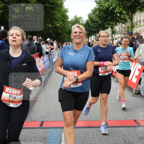 14.06.2026 - REWE Women's Run Strokosch-Dieckow http://msf.ph/oto/9765636 14.06.2026 11:02:12 Ziel 5049, 5121, 5170, 5194, 5343, 5398, 5410, 5456, 5514, 5518, 5546, 5601, 5607, 5609, 5610, 5853, 5865, 5992, 6060 meine-sportfotos.de