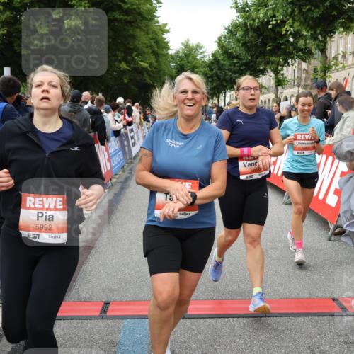 14.06.2026 - REWE Women's Run Strokosch-Dieckow http://msf.ph/oto/9765645 14.06.2026 11:02:12 Ziel 5049, 5121, 5170, 5194, 5343, 5398, 5410, 5456, 5514, 5518, 5546, 5601, 5607, 5609, 5610, 5853, 5865, 5992, 6060 meine-sportfotos.de